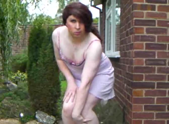 Video: Large bottom transsexual amateur Lucy Fox makes her debut exposing herself outdoors